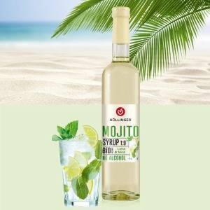 Höllinger Mojito Sirupflasche und Glas Mojito vor einem Strandhintergrund mit Palmenblatt.